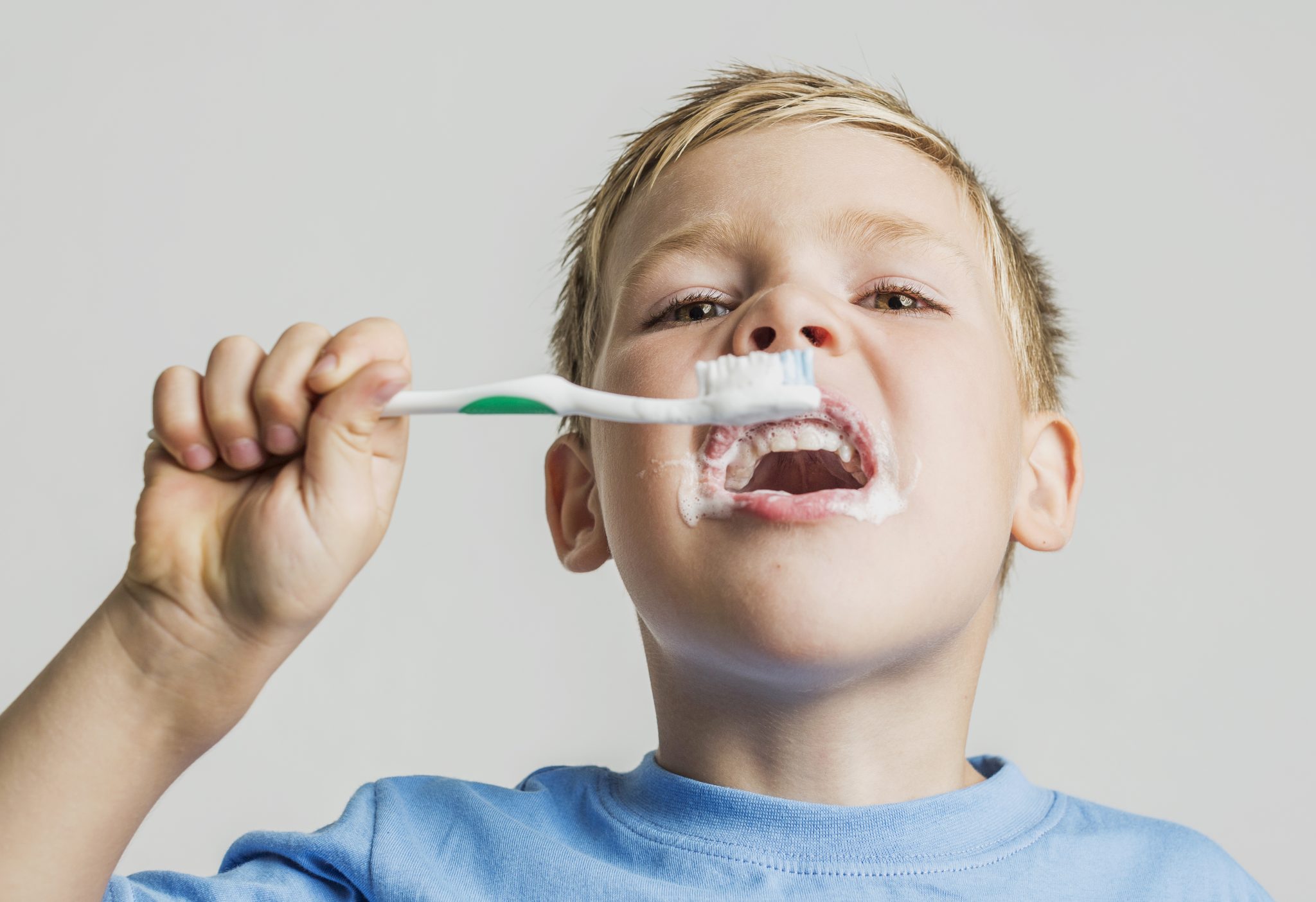 Выбираем пасту детям. Ребенок чистит зубы. Здоровье зубов для дошкольников. Кариес раннего детского возраста.