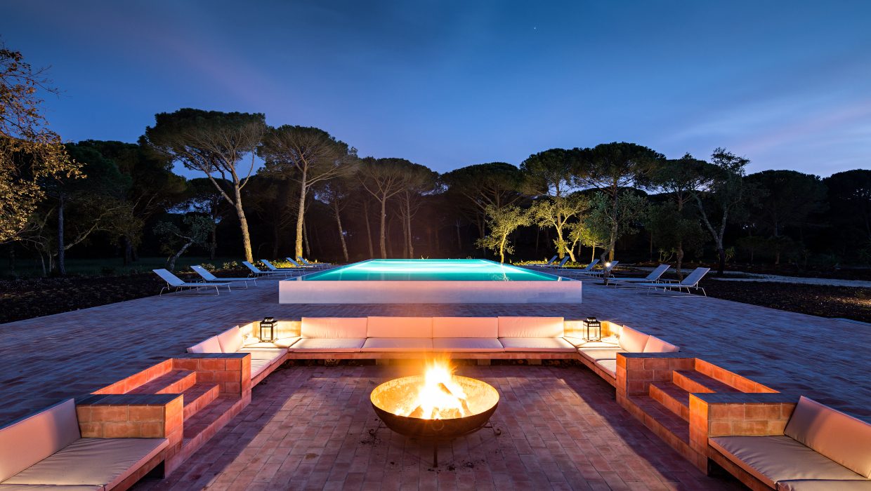 SUBLIME COMPORTA - Fire pit and outdoor pool (c) Nelson Garrido
